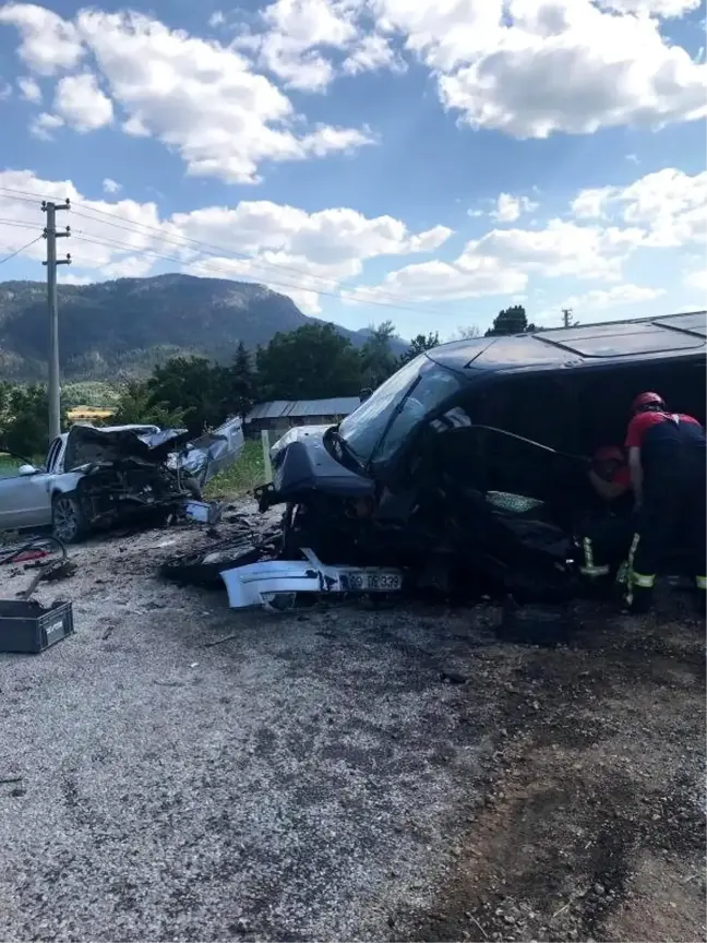 Hafif ticari araç ile otomobil çarpıştı: 5 yaralı