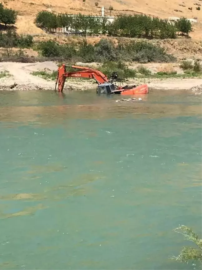 İş makinesi dere yatağında suya gömüldü