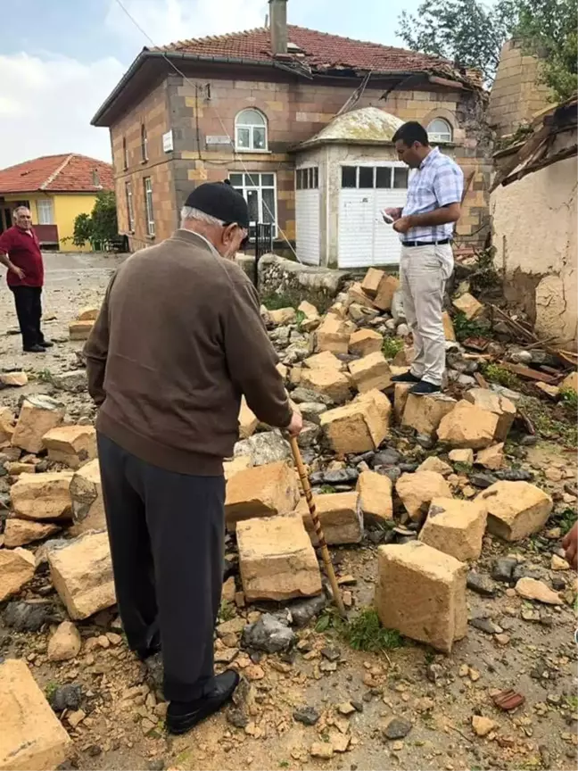 Yoğun yağış ve rüzgar cami minaresini yıktı