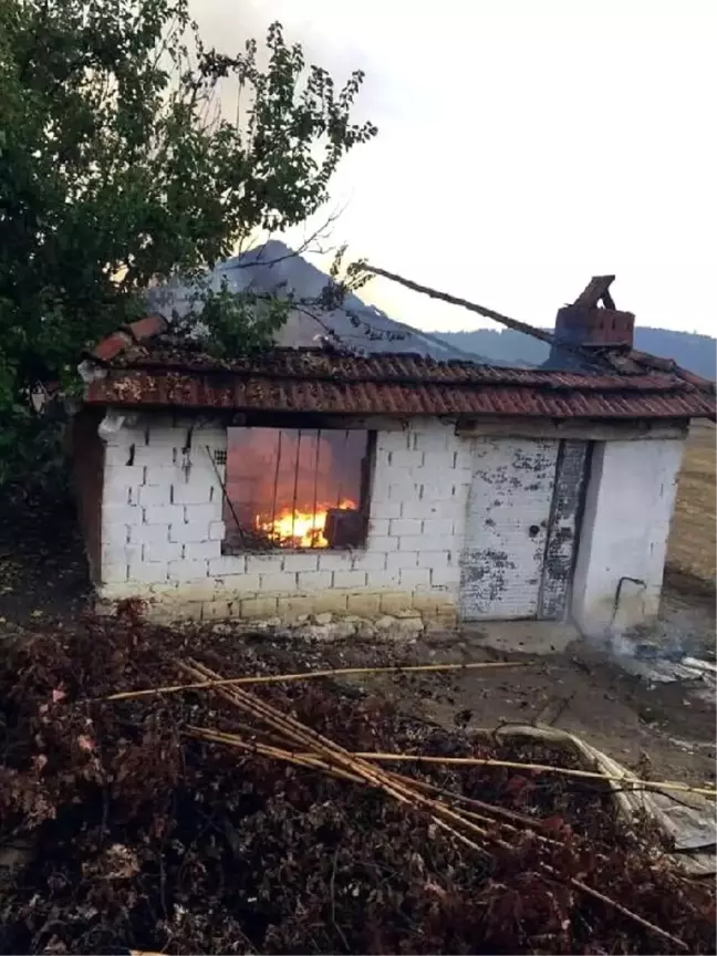 Yıldırımın isabet ettiği evde yangın