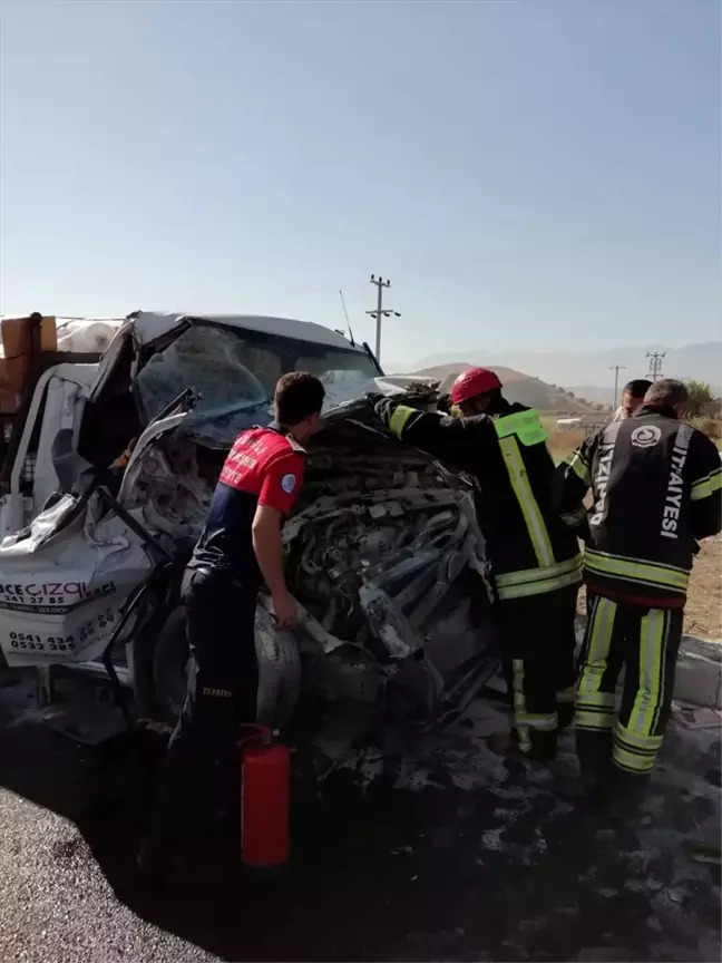 Denizli'de kamyon ile kamyonet çarpıştı : 4 yaralı