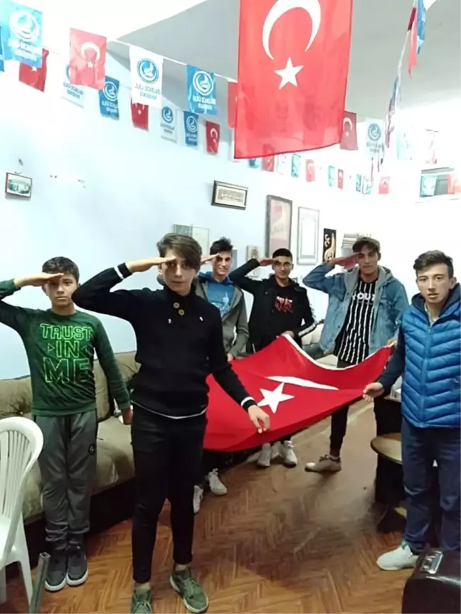 Kırka'daki ülkücü gençlerden asker abilerine selam