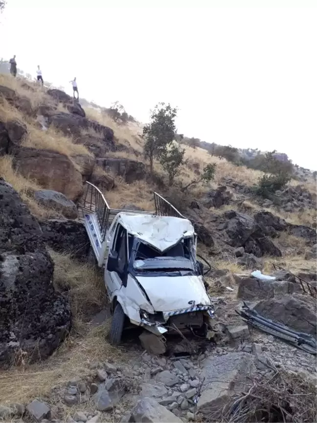 Derecik'te kamyonet şarampole yuvarlandı: 1 ölü, 2 yaralı