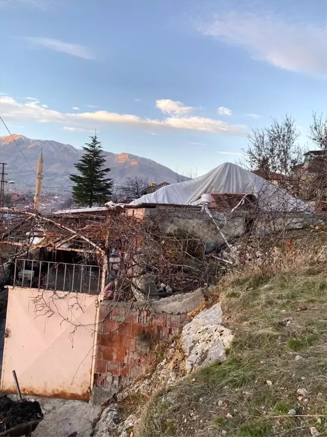 Doğanşehir Belediye Başkanı Vahap Küçük, evi yanan vatandaşı ziyaret etti