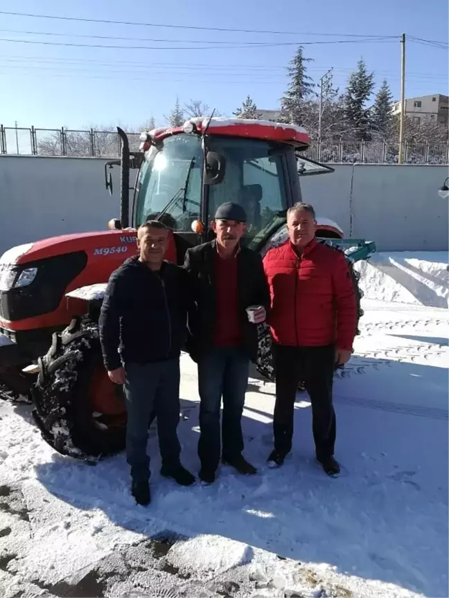 Şampiyonluk maçına çıkacak takımları için stadı mahalle halkı temizledi