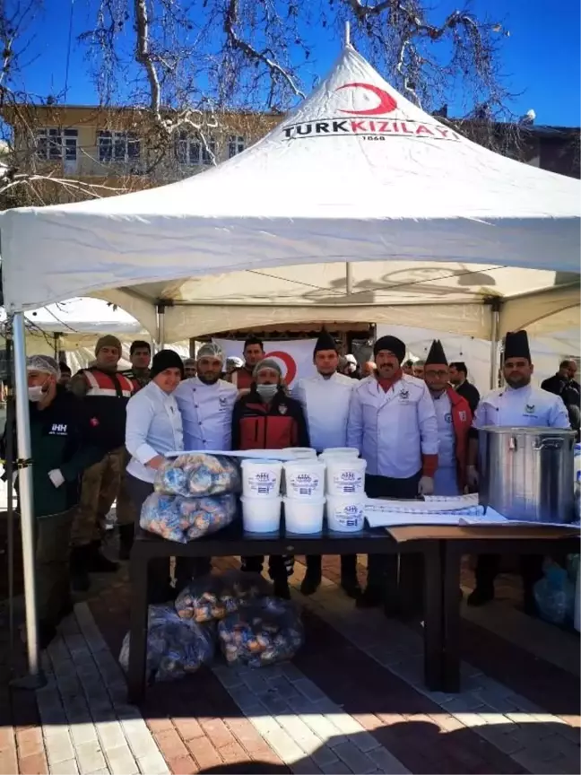 Deprem bölgesinde, afetzedeler için her gün 15 bin kişilik yemek