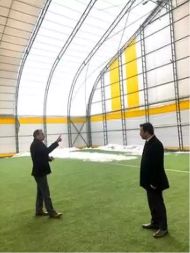 Ulaş Kaymakamı Akköz, halı sahada incelemede bulundu