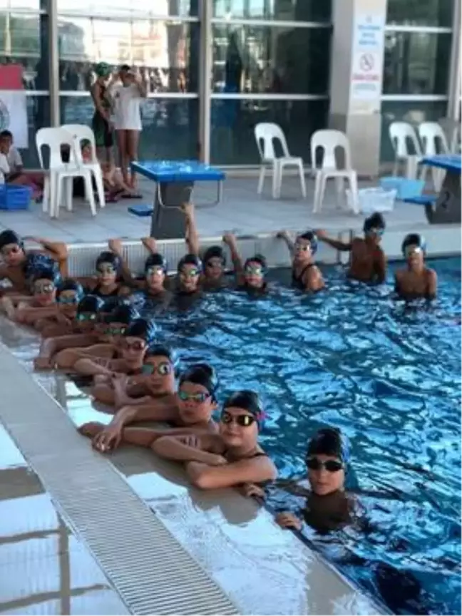 Yıldırımlı yüzücüler havuza damga vurdu