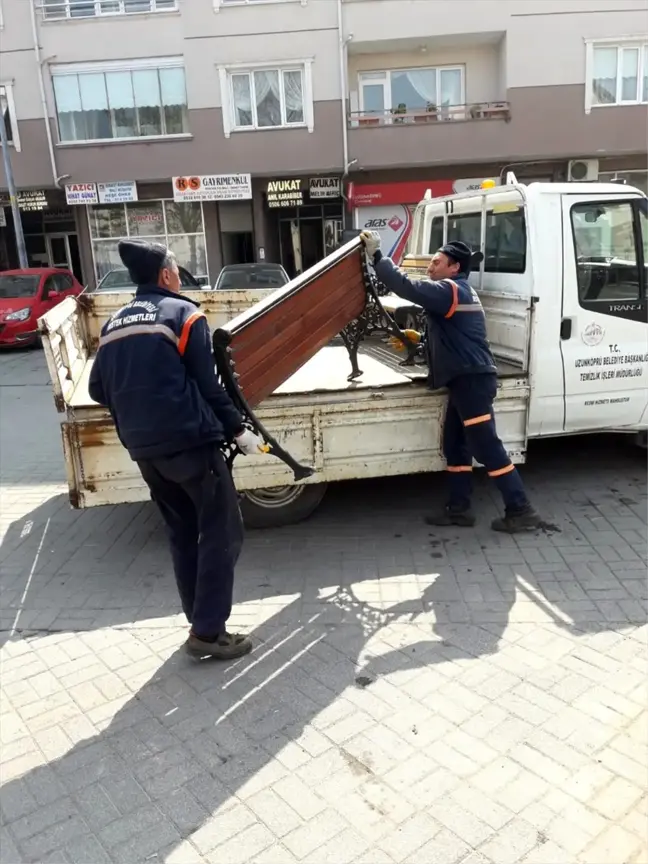 Uzunköprü'de koronavirüs tedbirleri kapsamında banklar kaldırıldı