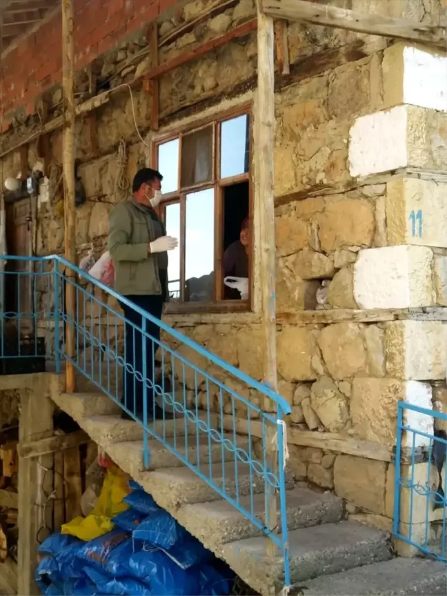 Sarıveliler'de mahalle muhtarı yaşlıların tüm ihtiyaçlarını karşılıyor