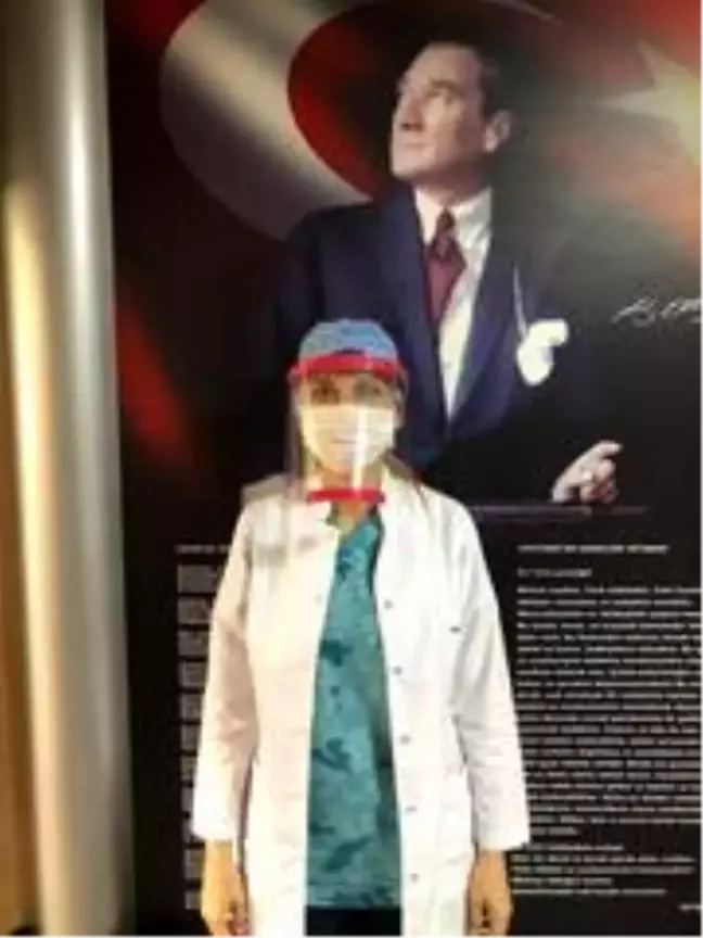 Öğretmenler 3D yazıcı ile doktorlara yüz siperliği yaptı