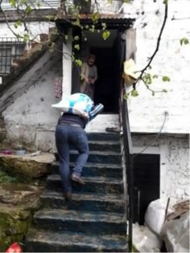 Güce'de ihtiyaç sahibi ailelere gıda yardımı yapıldı