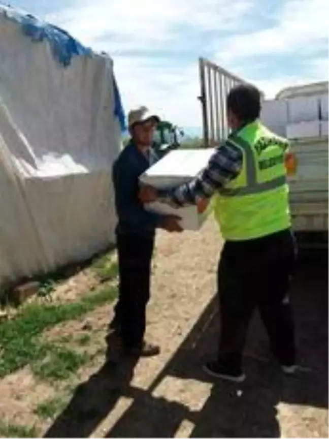 Yazıhan'da Ramazan gıda yardımı yapılıyor