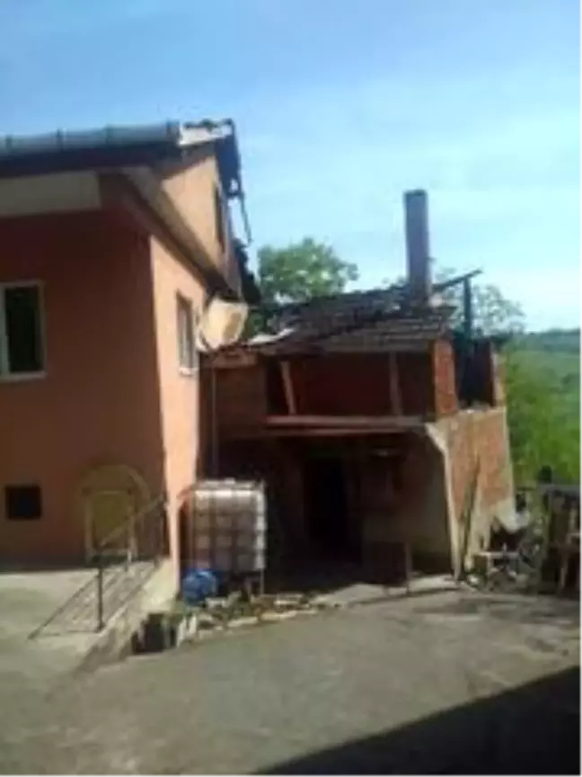 Bacadan çıkan kıvılcımlar mahalleliye korku dolu anlar yaşattı
