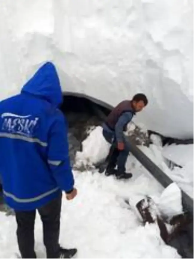 8 metre karın altındaki içme suyu hattına ulaşarak Gülek'e takviye su sağladılar