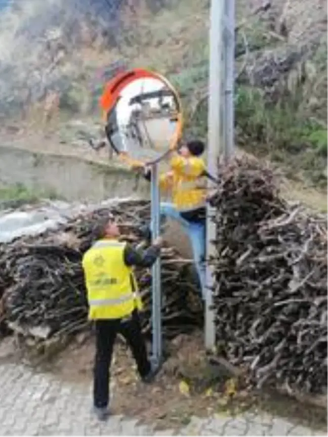 Trafikteki kör noktalara güvenlik aynası yerleştirildi