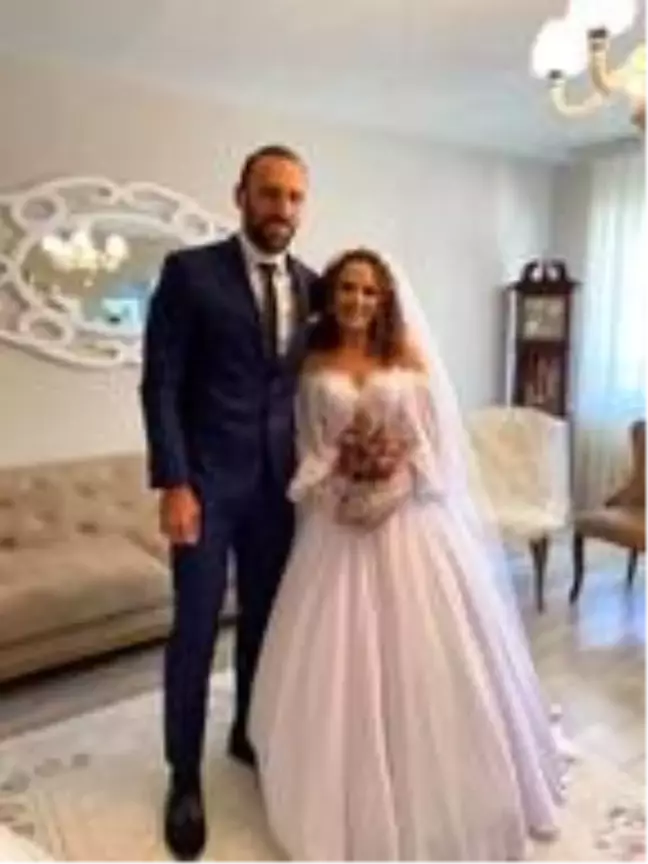 Fenerbahçe'nin Kosovalı golcüsü Vedat Muriç kız kardeşini evlendirdi