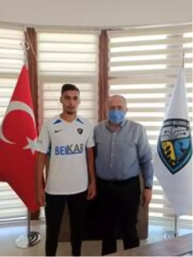 Karacabey Belediyespor'dan 4 imza birden