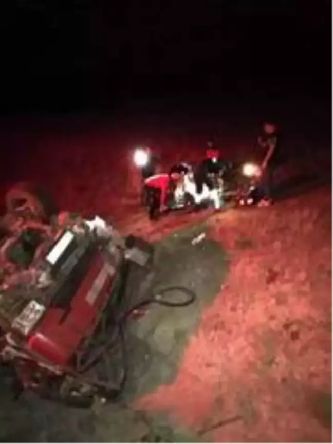 Ayvalık'ta kamyonet devrildi; 3 yaralı