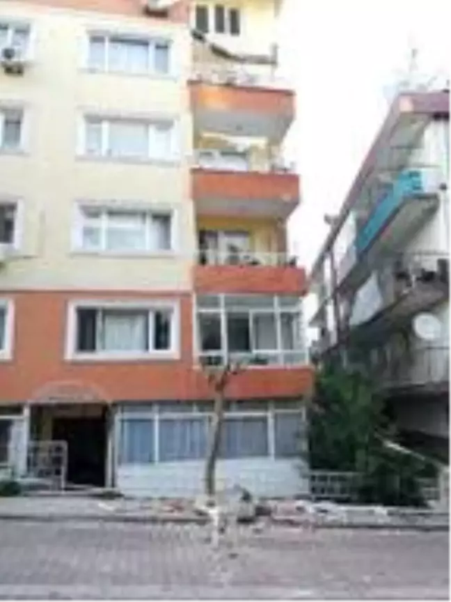 Avcılar'da bir binanın 4. katındaki balkon çöktü