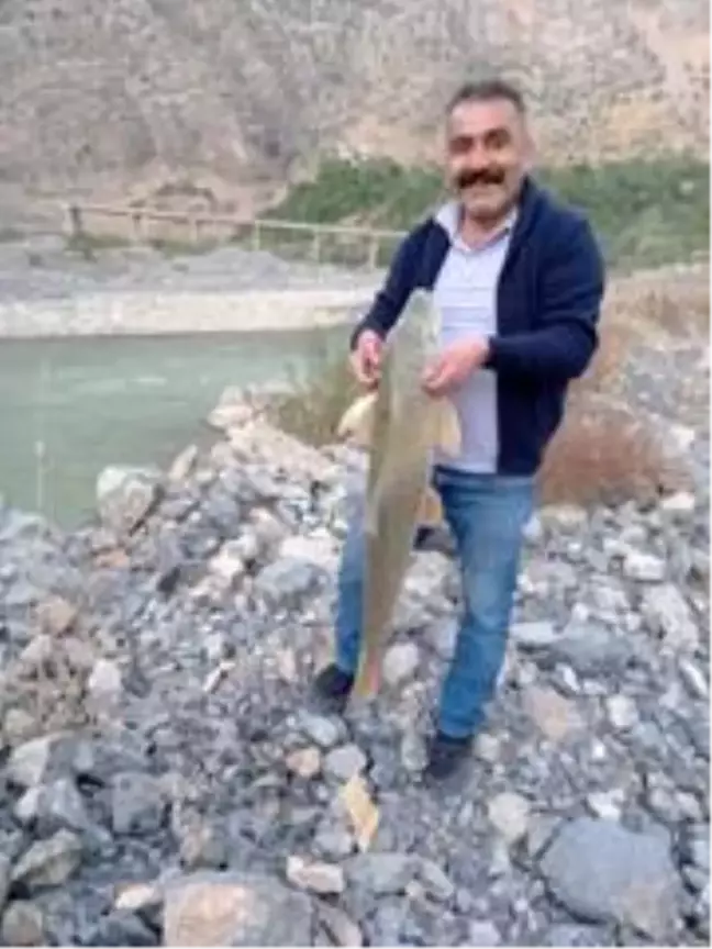 Çukurca'da yakalanan alabalık görenleri şaşırttı