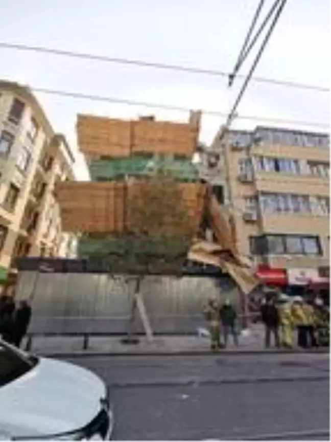 Çemberlitaş'ta binanın yıkım çalışmaları için kurulan tahta iskelede çökme