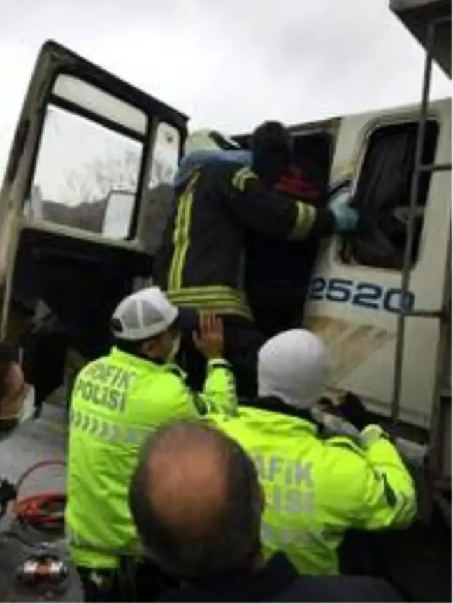 Kamyon, tıra arkadan çarptı; 1 yaralı