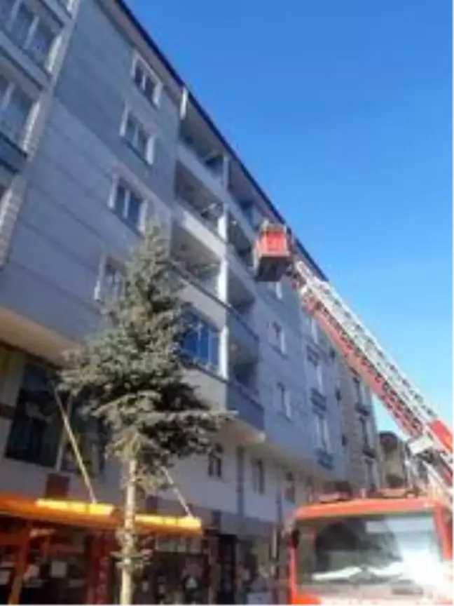 Kars'ta çatılarda oluşan buz sarkıtları temizleniyor