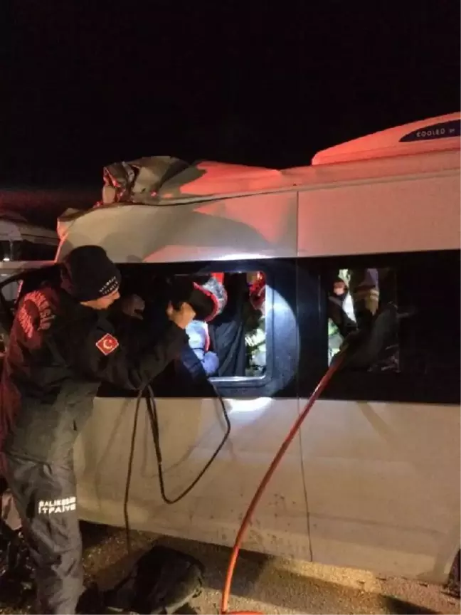 Son dakika haberleri... Bandırma'da işçi taşıyan minibüs ile TIR çarpıştı: 3 ölü, 9 yaralı
