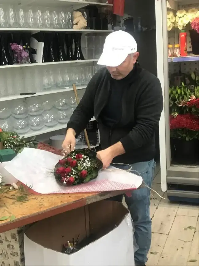 İstanbul'da çiçekçiler 14 Şubat Sevgililer Günü'ne hazır