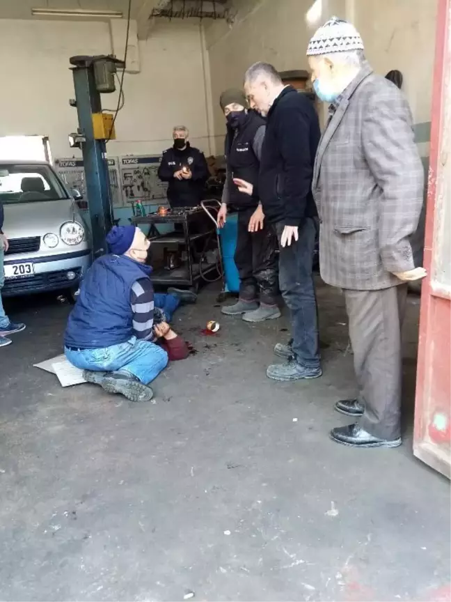Tamir ettiği otomobil üzerine düştü
