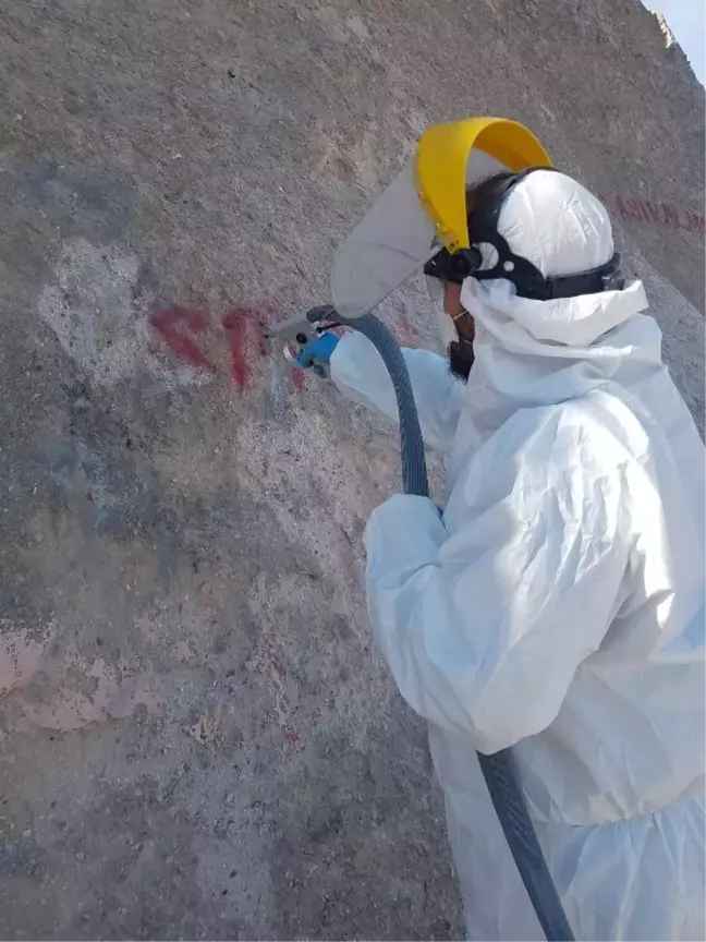 Sprey boyayla tahrip edilen peribacalarına 'mikro kumlama' tekniği