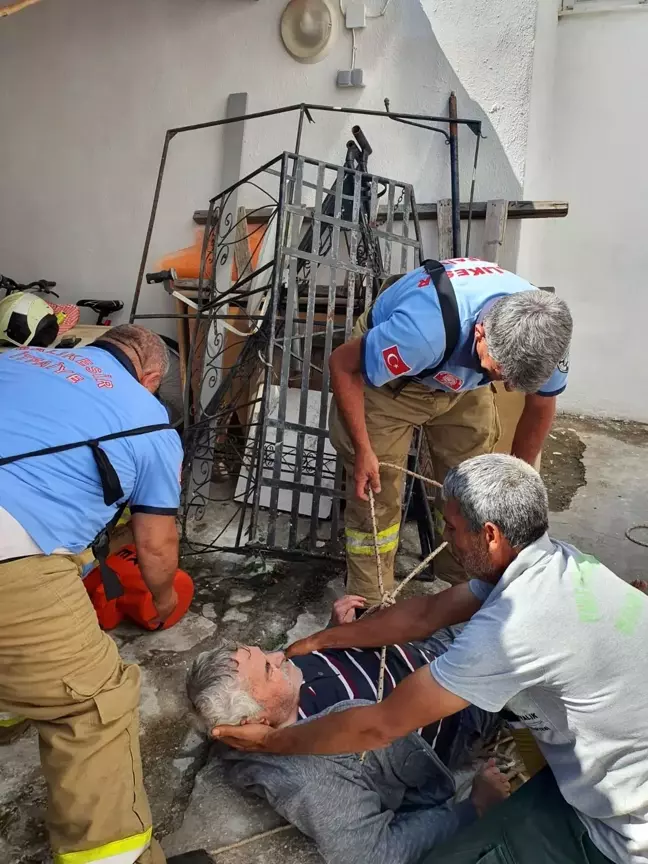 Ayvalık'ta kuyuya düşen yaşlı adamı itfaiye kurtardı