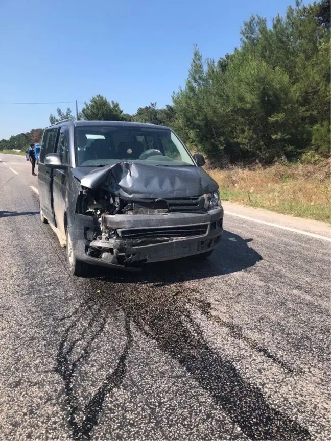 Son dakika haberi! Manisa'da minibüs otomobile çarptı: 1 ölü, 1 yaralı