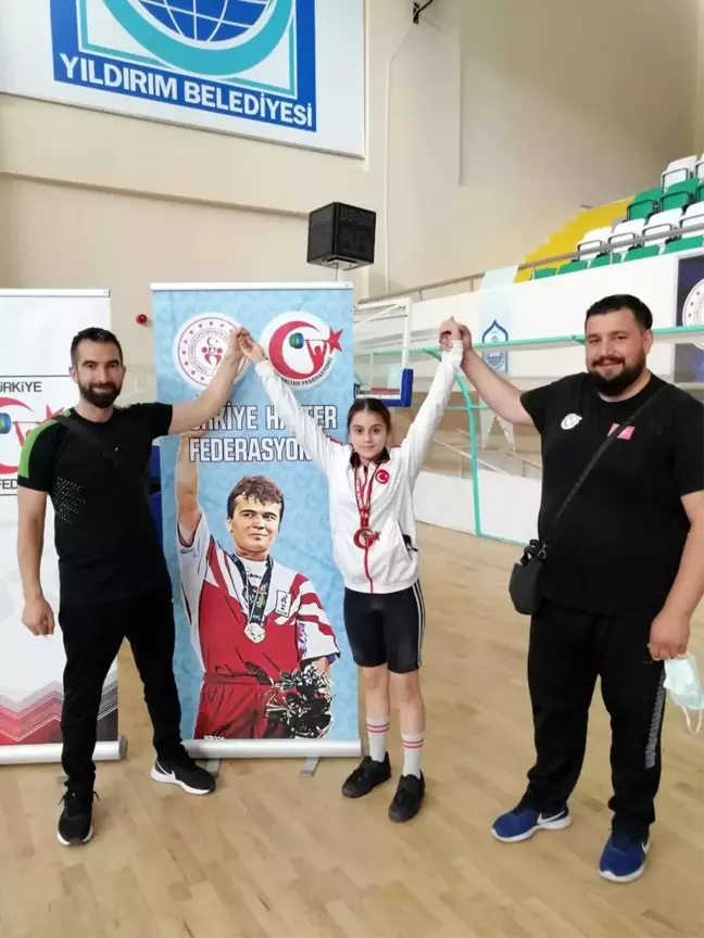 Türkiye Halter Şampiyonası'nda Pursaklar Belediyesi sporcusu Leyla Şanay'dan Türkiye ikinciliği