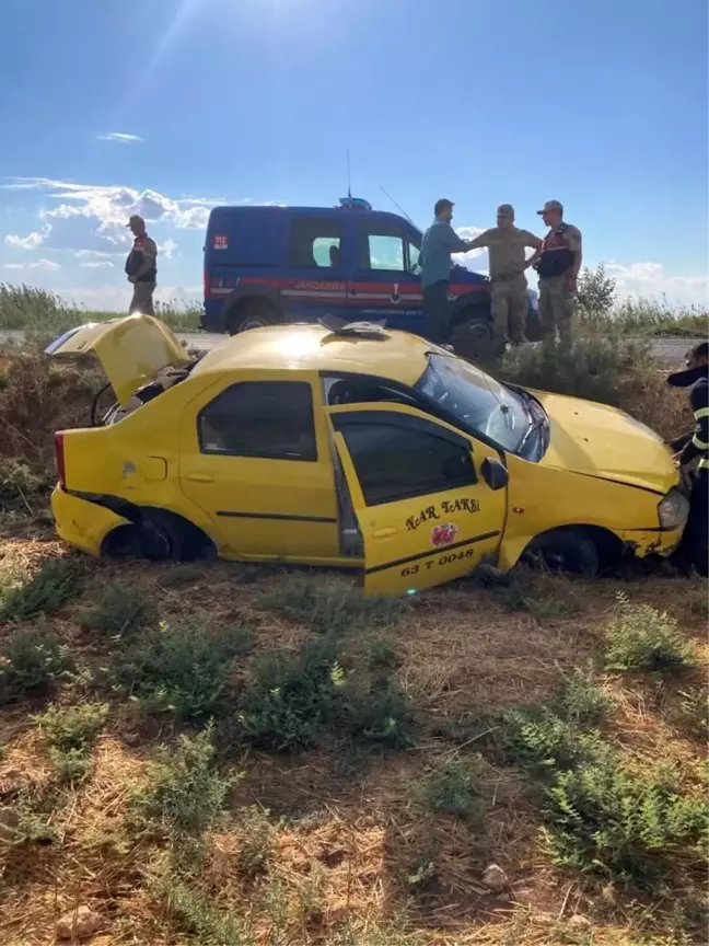Şanlıurfa'da ticari araç devrildi: 2 yaralı