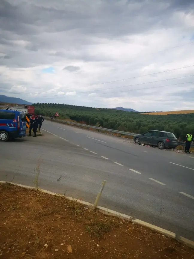 Fren yapan tırdan üzerine parke taşı düşen otomobilin sürücüsü ağır yaralandı