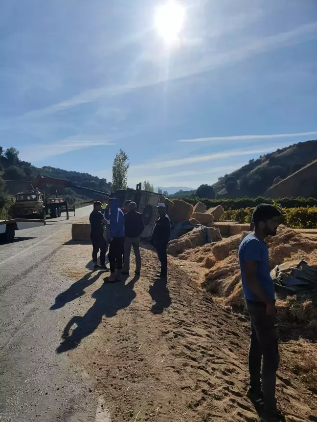 Manisa'da devrilen tırın sürücüsü yaralandı