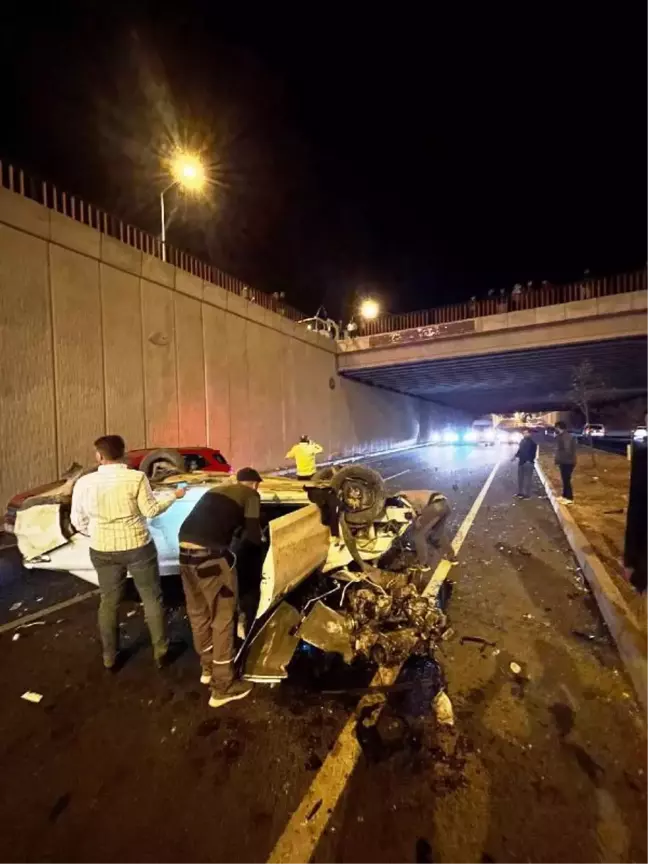 Otomobil önce refüje ardından aydınlatma direğine çarptı: 1 yaralı