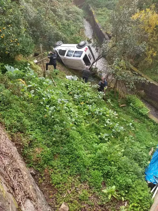 Rize'de uçuruma yuvarlanan araç ağaçlara tutunarak durabildi