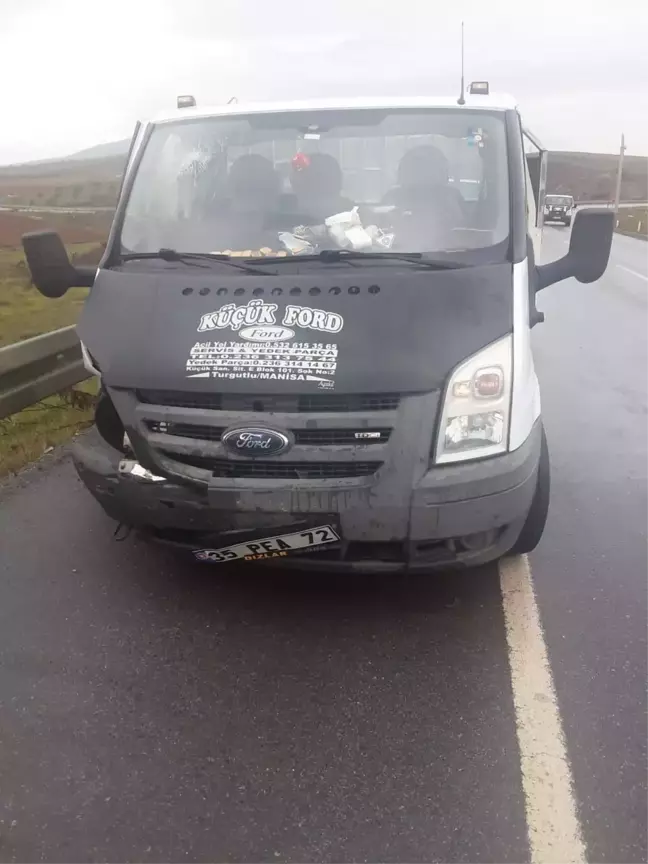 Manisa'da kamyonet ile otomobilin çarpıştığı kazada 3 kişi yaralandı