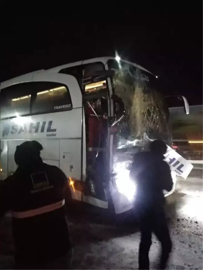Son dakika haber! Samsun'da yolcu otobüsü, TIR'a çarptı: 1'i polis 15 yaralı