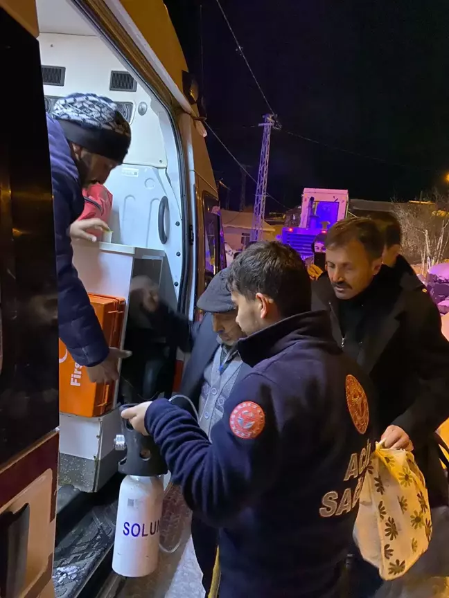 Erzurum'da ekipler kardan yolu kapanan mahalledeki hasta için seferber oldu