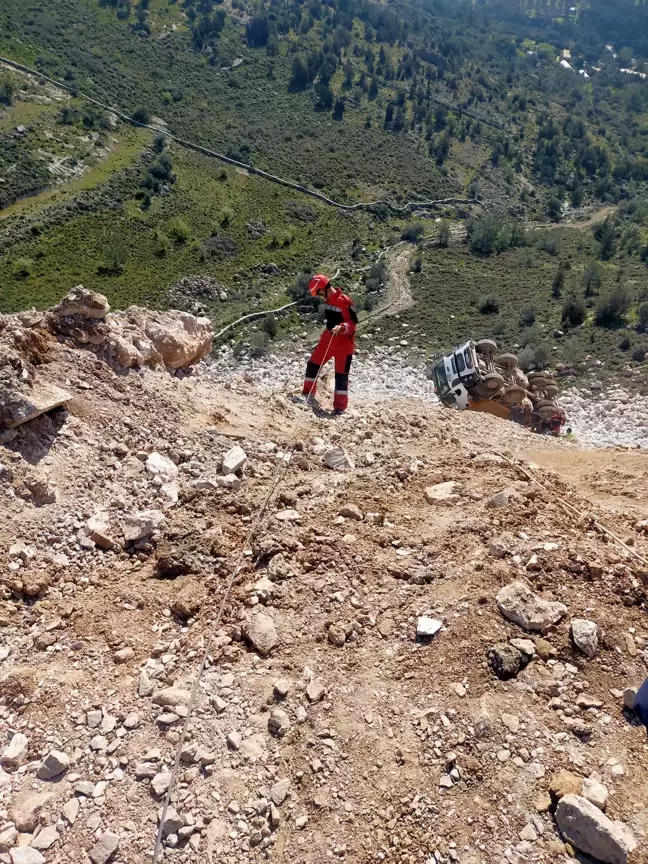 Muğla'da uçuruma devrilen kamyonun sürücüsü yaralandı