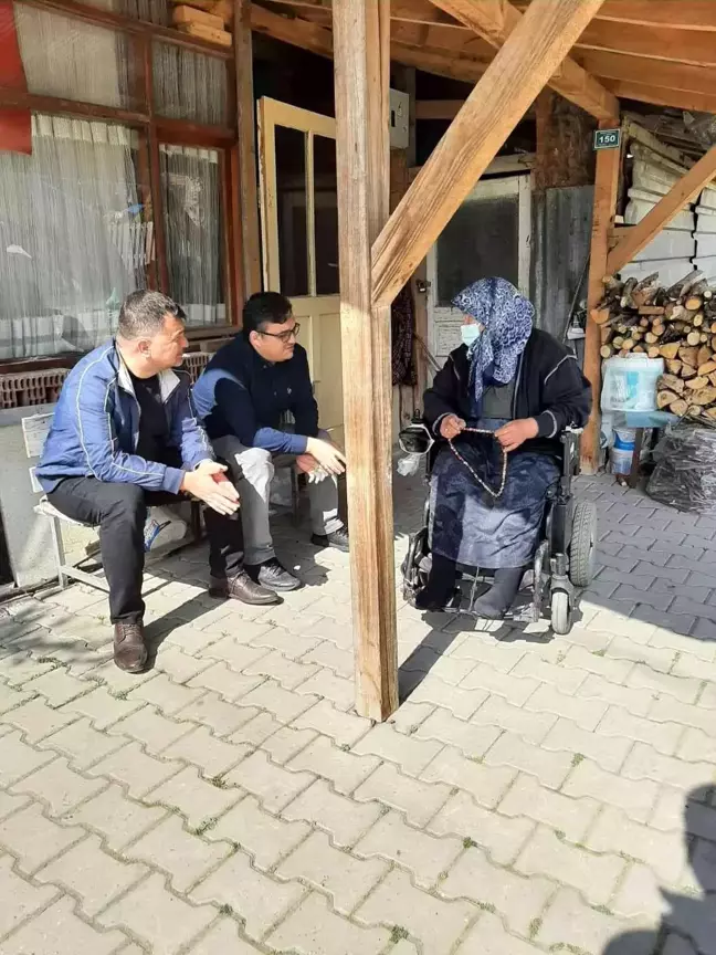 İhtiyaç sahiplerine Ramazan kolisi dağıtılıyor