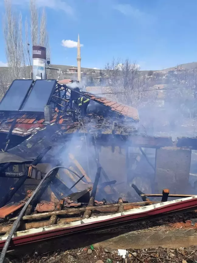 Son dakika... Akçakent'te yangın; bir ev küle döndü, büyükbaş hayvan telef oldu