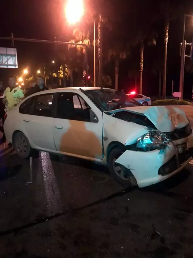 Antalya'da taksi ile otomobilin çarpıştığı kazada İranlı kadın yolcu öldü
