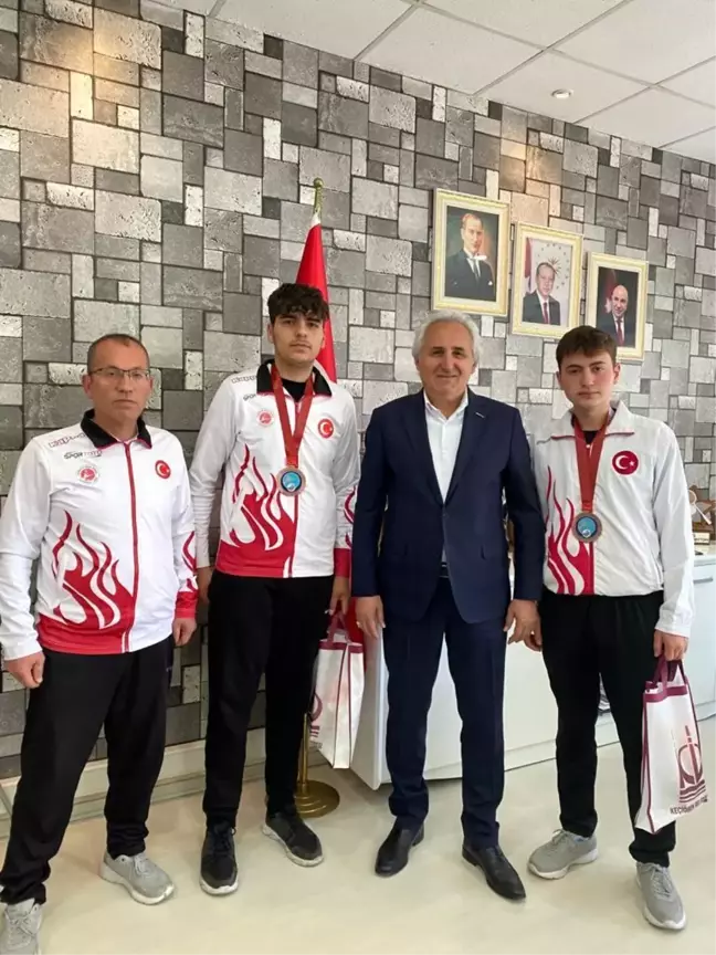 Başarılı sporculardan Keçiören Belediyesi'ne ziyaret