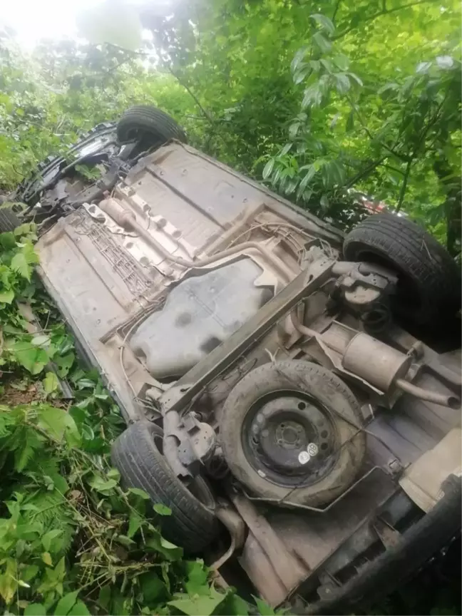 Trabzon'da şarampole yuvarlanan hafif ticari aracın sürücüsü öldü