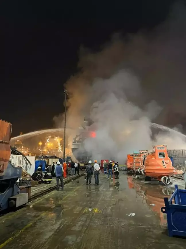 Tersanede Liberya bayraklı gemide çıkan yangın söndürüldü
